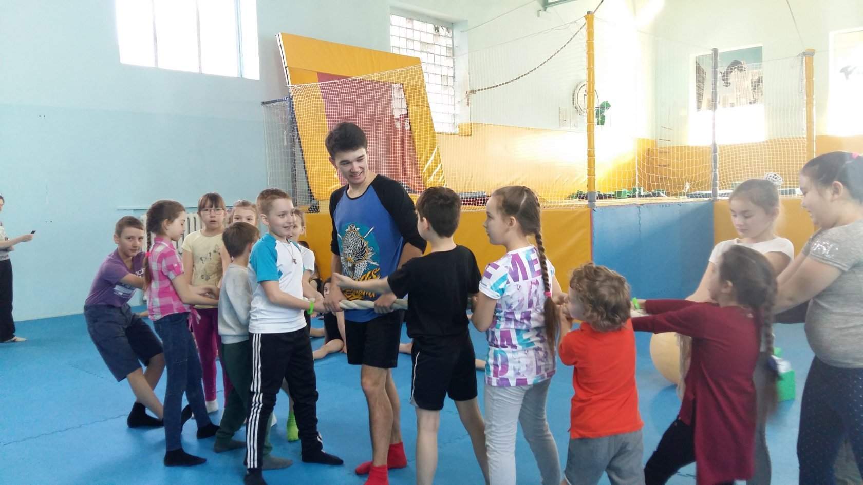 Батутный центр винт. Винт батут чита. Упражнения на шведской стенке для детей. Батутный центр винт. Батутный центр арена чита.